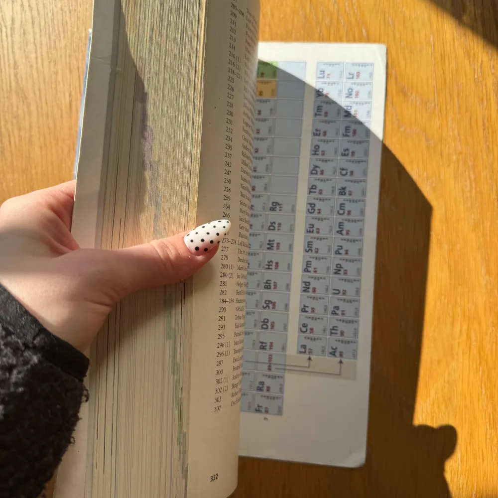Säljer boken 'Gymnasiekemi 1' från Liber. Perfekt för gymnasiestudier i kemi. Boken har ett omslag med abstrakt mönster i vitt och orange. Innehåller periodiska systemet och omfattar grundläggande kemiska koncept. Nypris 860kr. Böcker.