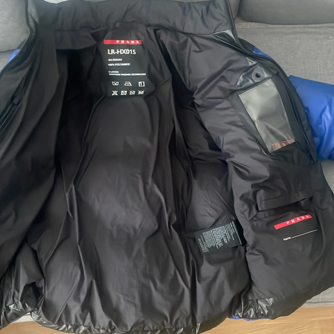 Blå och svart dunjacka från Prada - 2