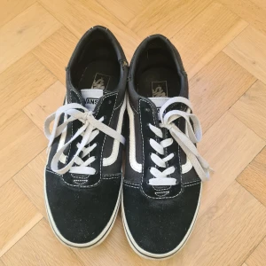 Svarta sneakers från Vans - Säljer ett par klassiska svarta Vans sneakers med vit sula och snörning. Perfekta till våren☀️