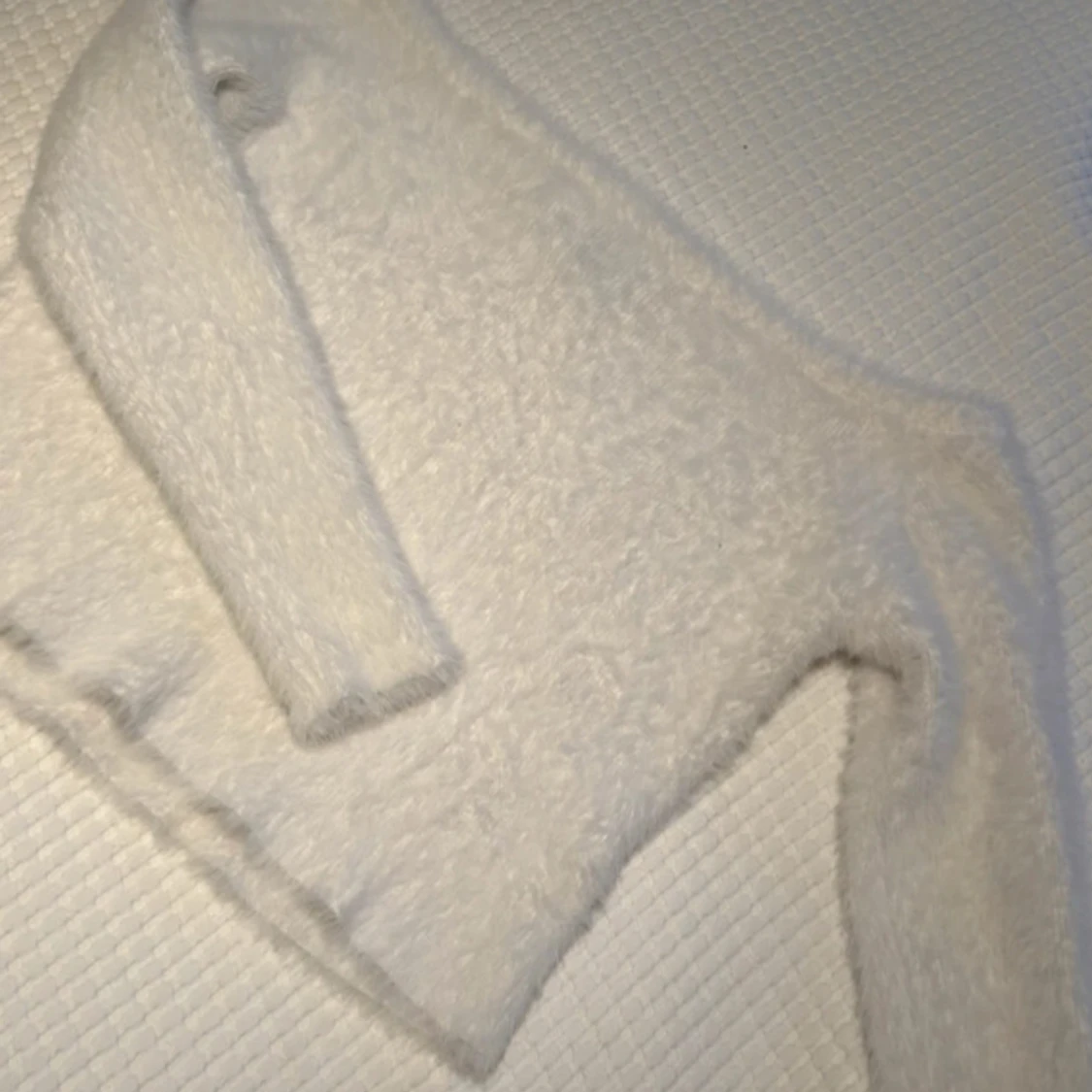 Vit fluffig tröja - 2