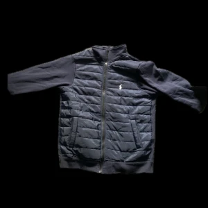 Mörk blå ralph lauren cardigan - Snygg mörk blå ralph lauren cardigan  och dragkedja. Jackan har långa ärmar. Perfekt för kyligare dagar.     Priset kan självklart diskuteras!