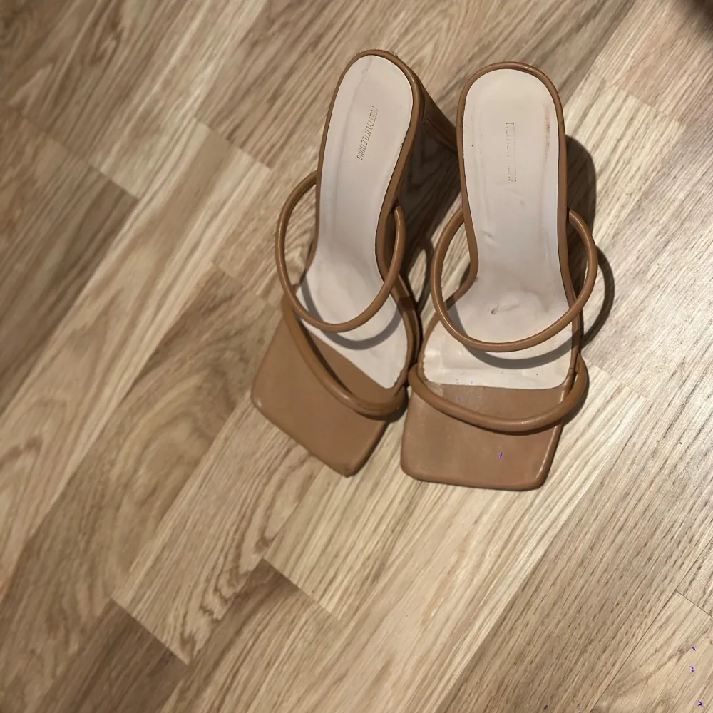 Snygga beige klackskor med smala remmar och fyrkantig tå. Perfekta för en stilren look. Köpta ett år sen och använt ett par gånger. . Kengät.