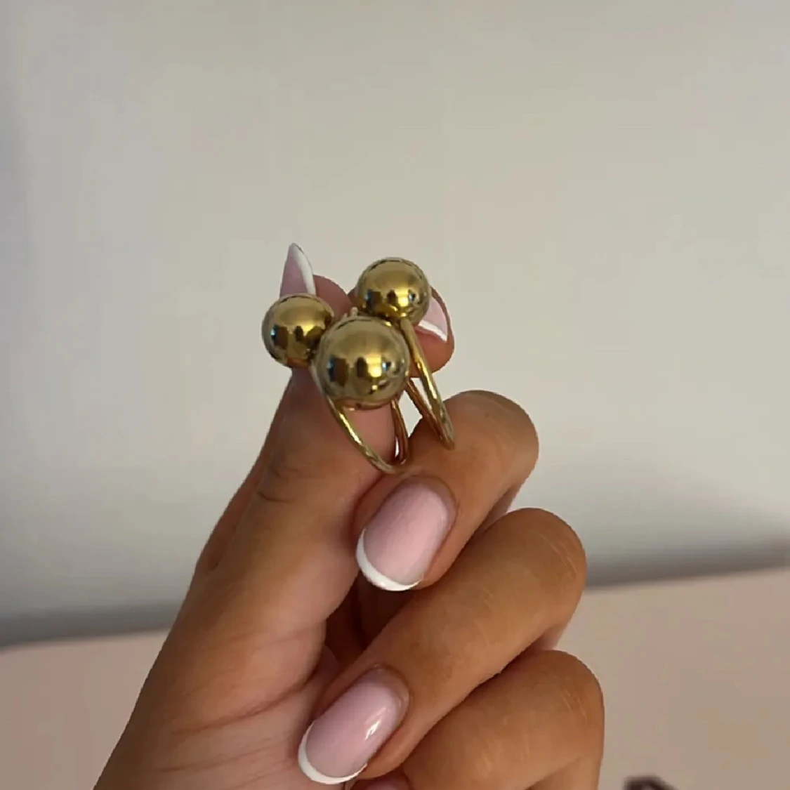 Guldig ring med kulor  - 2