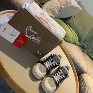 Sneakers från Christian Louboutin - Säljer ett par unika loubs i storlek 41, med og box dustbag å exklusiva kort, har tyvärr inget kvitto då jag inte fick de av han jag köpte de av men på fjärde bilden finns lite bevis på att de är äkta, de säljs billigare pågrund av skicket å lite för de är så unika (kom gärna med byten!)🙏🥂