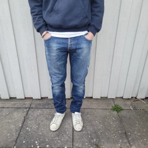 Nudie Jeans  - Nudie jeans - Modell: Hank Rey - Storlek: W30/L32 - skick: 8,5/10 (litet hål i vänstra ficka) - Nypris runt 2000kr