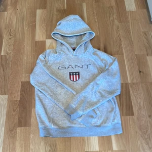 Gant Hoodie - Tja         Säljer denna sjukt sköna hoodie från GANT.         •Nytt skick.                     •Nypris ca 1100 vårt pris 399.                        •Strl 158-164/13-14 år. 