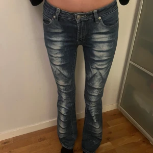 Blå jeans med bootcut - Snygga lågmidjade bootcutjeans med en unik tvätt från Only i strl 34 💗midjemått: 65 cm innerbenslängd: 80 cm