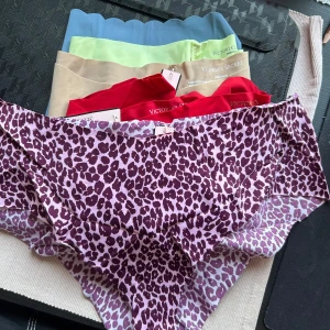 Victoria’s secret  - Helt nya oanvända, ej testade. Alla ingår. Storlek L, cheeky sorten 💕