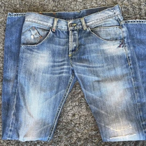 Dondups - Säljer dessa snygga dondupsen med några slitningar. Är i storlek W31 skinny/slim fit. De är i bra skick, bara o höra av er vid funderingar!
