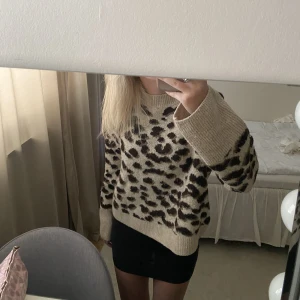 Stickad tröja  - Säljer denna stickade tröjan som inte används längre. Super fin och gullig🩷