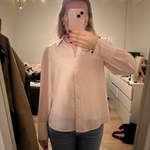 Rosa Bluse - Bra skick och storlek S.