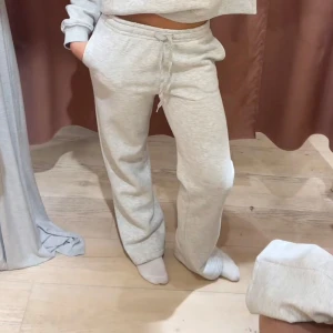 Gråa mjukisbyxor från Gina Tricot - Ett par supersnygga gråa mjukisbyxor från Gina Tricot🤍som nya, användanda Max 1-2ggr.