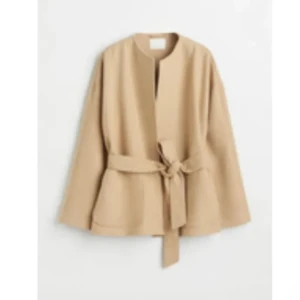 Beige kappa med bälte - Snygg beige kappa med bälte. Använd fåtal gånger, perfekt till våren!😍xs men oversized