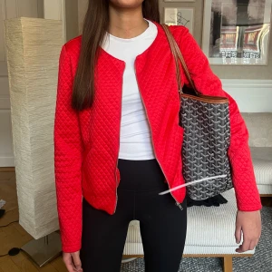 Röd quiltad jacka - Säljer en snygg röd quiltad jacka med dragkedja framtill. Jackan är i storlek M men kan kännas som S