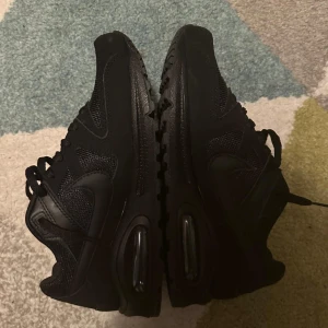 Svarta Nike Air max 90  - Svarta Nike air max 90s. Säljer eftersom att jag köpt fel storlek åt min bror. Finns kvitto och låda.