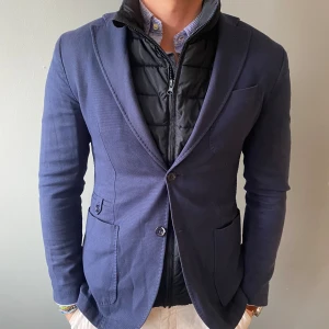 Stickad kavaj  - Stickad kavaj från Massimo dutti i fint skick perfekt nu till våren🙌han på bilden är 186, tveka inte att kontakta vid eventuella frågor 😀