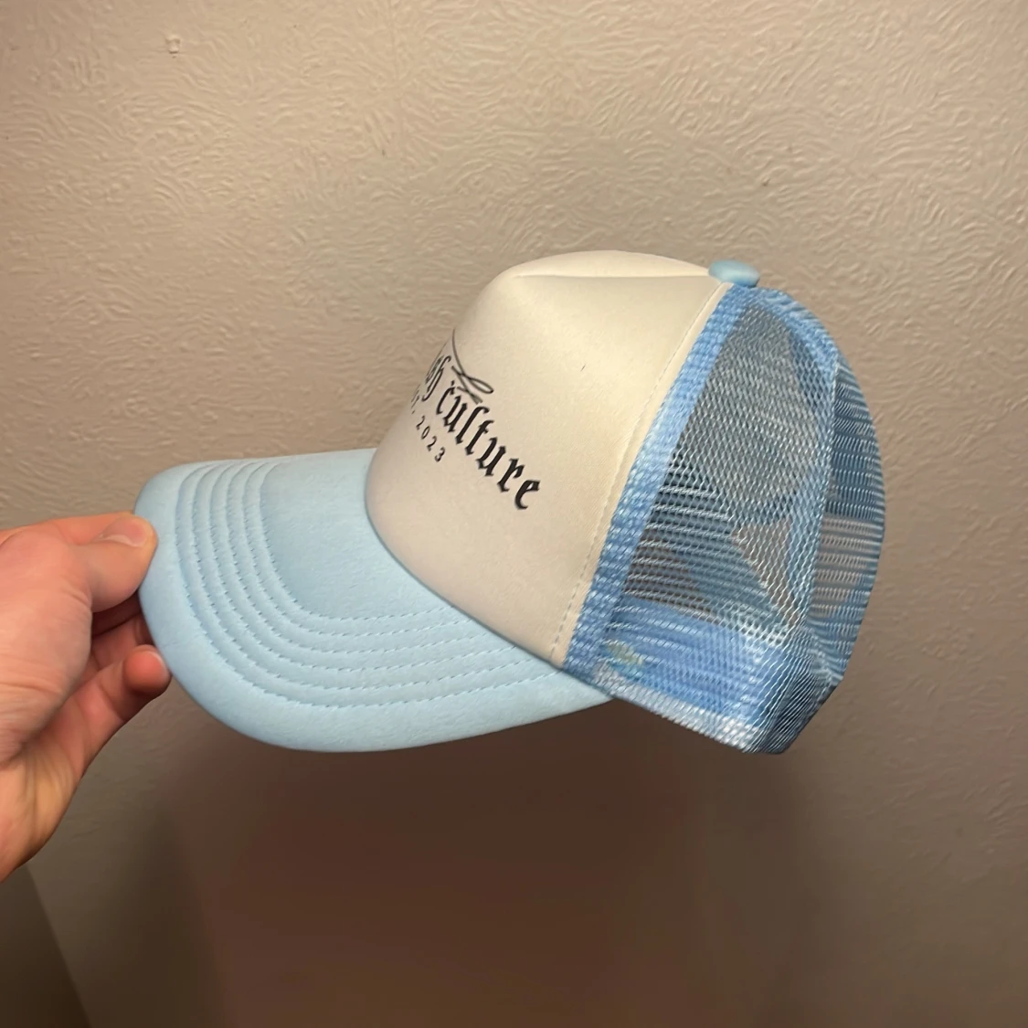 Ljusblå och vit keps med text - 3