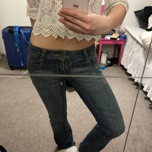 Blåa lågmidjade jeans - Skitsnygga blå lågmidjade jeans från only. Passar bra till vardags men även till annat. Strl 32/34 