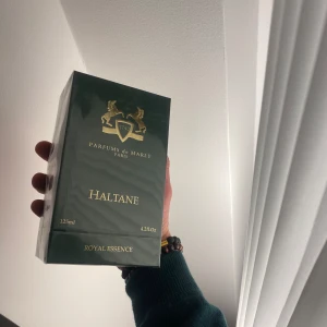 Haltane Parfym från Parfums de Marly - Exklusiv parfym Haltane från Parfums de Marly i en elegant grön förpackning. Parfymen är helt oöppnad med till och med plastet fortfarande på vilket är ganska ovanligt på parfymmarknaden! Säljer av denna och några flera parfymer från min kollektion i samband med flytt till universitet🙌                           Nypris: 3520kr (kicks) mitt pris: 1600kr                     Hör av er om eventuella frågor!