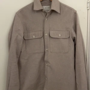 Beige overshirt från Jack & Jones - Säljer en beige overshirt från Jack & Jones den är i storlek xs men sitter som M