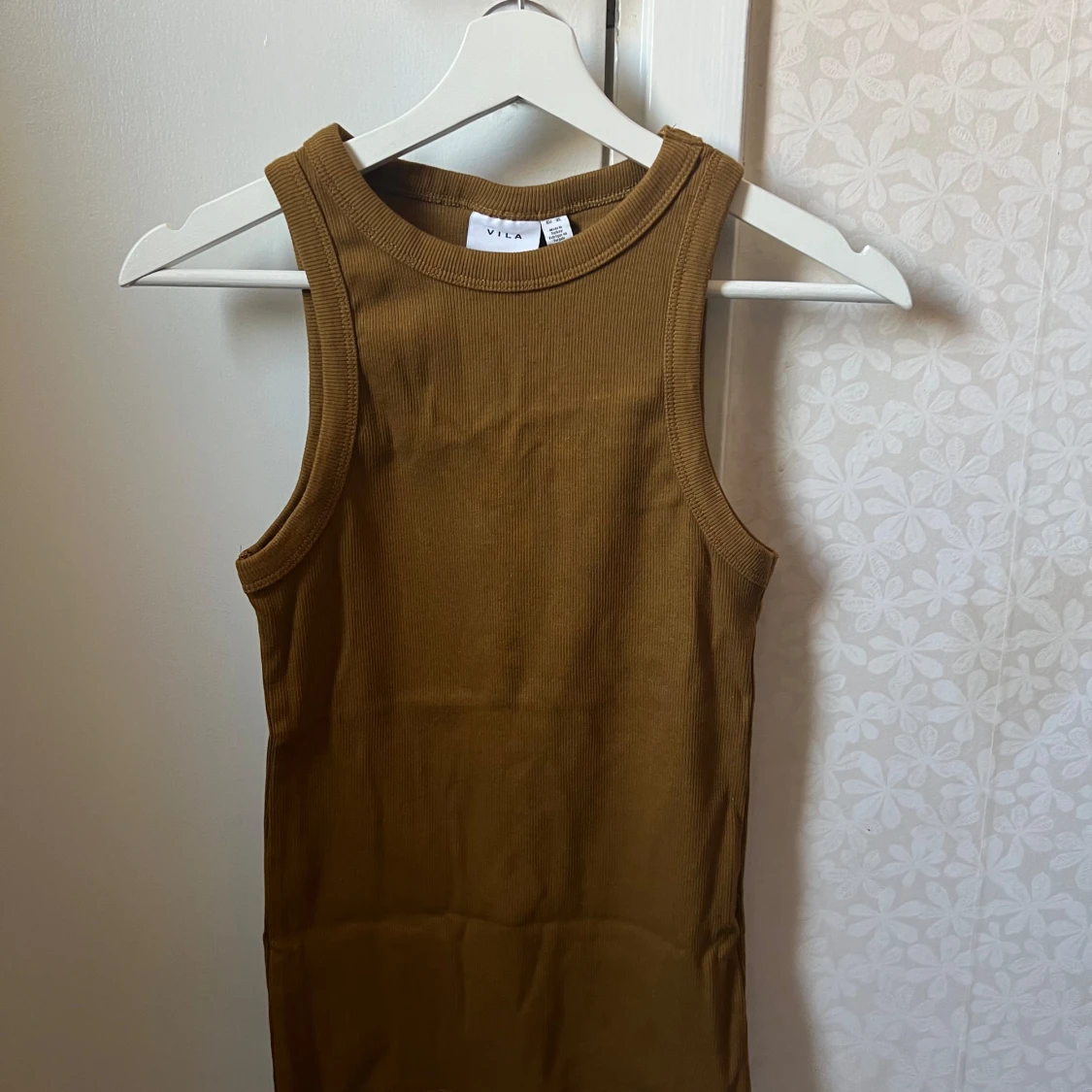 Brun ribbad linnetopp från Vila