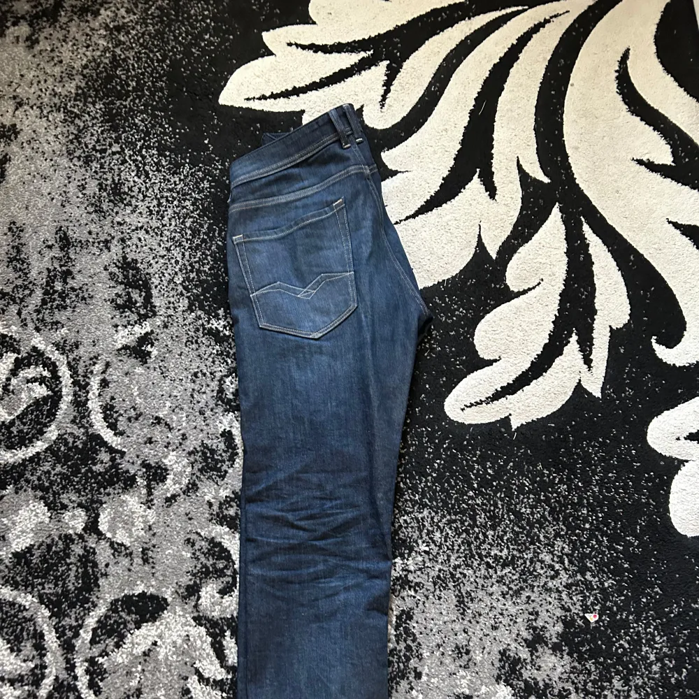 Snygga mörkblå jeansbyxor med klassisk femficksdesign och kontrastsömmar. Byxorna har en normal passform och är perfekta för en avslappnad stil. De har en dragkedja och knapp framtill.. Farkut & Housut.