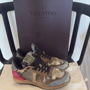 Valentino rockrunner - Tjena säljer nu dessa valentino rockrunner till ett bra pris. Säljer dessa för dom tar mkt plats i garderoben. Nypris runt 7/8 tusen mitt pris 1099. Skick 6/10 inget og medföljer. Perfekta till sommaren☀️. Såklart äkta. Tjarå chefen