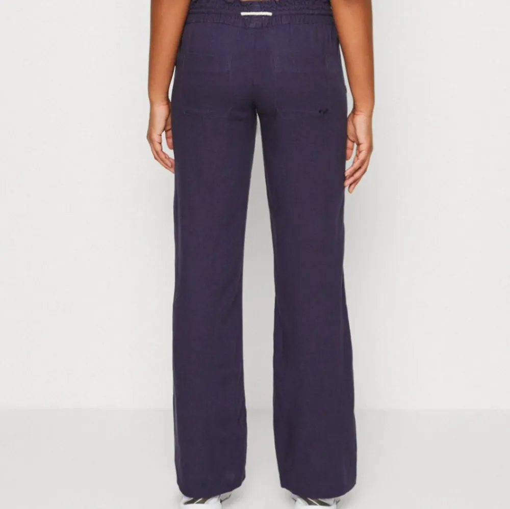 Snygga mörkblå linnebyxor med avslappnad passform och snörning i midjan. Perfekta för en casual look. Byxorna har en rak stil och är tillverkade i ett mjukt material för extra komfort 💞 De är ifrån roxy och köpta på zalando för 600kr. Farkut & Housut.