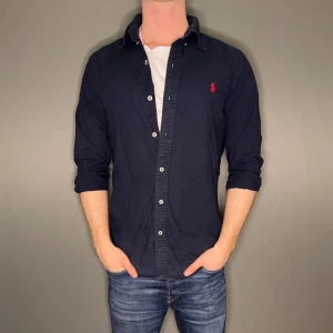 Ralph lauren skjorta - Hej säljer nu min fina Ralph Lauren skjorta i storlek M. Den är i nyskick och kommer vara otroligt snygg nu i vår och framåt sommaren. Nypris cirka 1600kr! Vi kommer att sälja liknande produkter nu i vår och närmare sommar så glöm inte följa profilen!🌊🍾