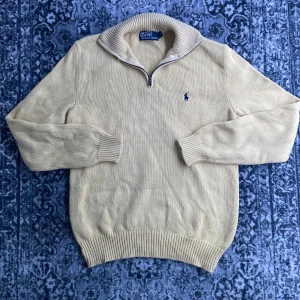 Gul stickad tröja från Polo Ralph Lauren - Gul stickad quarter-zip, Ralph Lauren.                                     Jättebra skick, storlek S.                                                       Hör av dig vid frågor eller prisförslag!                                  Kolla gärna in mina andra plagg!                                            Retur kan diskuteras ifall köparen kan visa på defekter eller avvikelser från beskrivningen. 