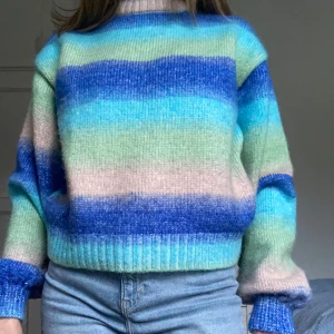 Färgglad stickad tröja från BikBok - Så snygg färgglad randig stickad tröja från BikBok i storlek XS💛💗
