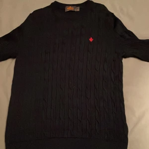 Kabelstickad Morris tröja - Tröjan är nästan helt ny använd endast två gånger. Har en tight passform och sitter väldigt bra. Är jätteskön och kan användas till vilket tillfälle som helst i vardagen. Den är gjorde av 100% merino ull. Ny pris 1799 kr. Tröjan är nyskick. 