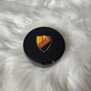 Svart förvaringsdosa med valfri design  - Djurgården dosan✨ Perfekt för att förvara småsaker eller som en dekorativ detalj. 