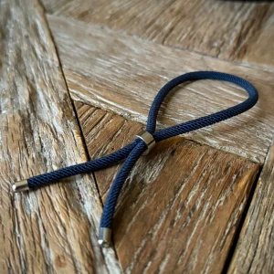 Två armband i blått och svart med metalländar - ( dm för att köpa )Snygga armband i både blått och svart med stilrena metalländar. Perfekta för en minimalistisk look och kan enkelt justeras för att passa olika storlekar. De är lätta att matcha med olika outfits och ger en subtil touch av elegans. Du kan ha på armbanden och du väljer själv hur du bär det.