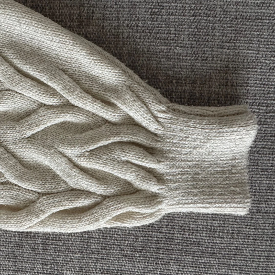 Vit stickad kofta med flätmönster💓 - 92