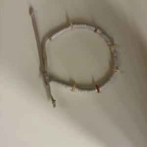 Vitt armband med pärlor - Vitt armband i bra skick!