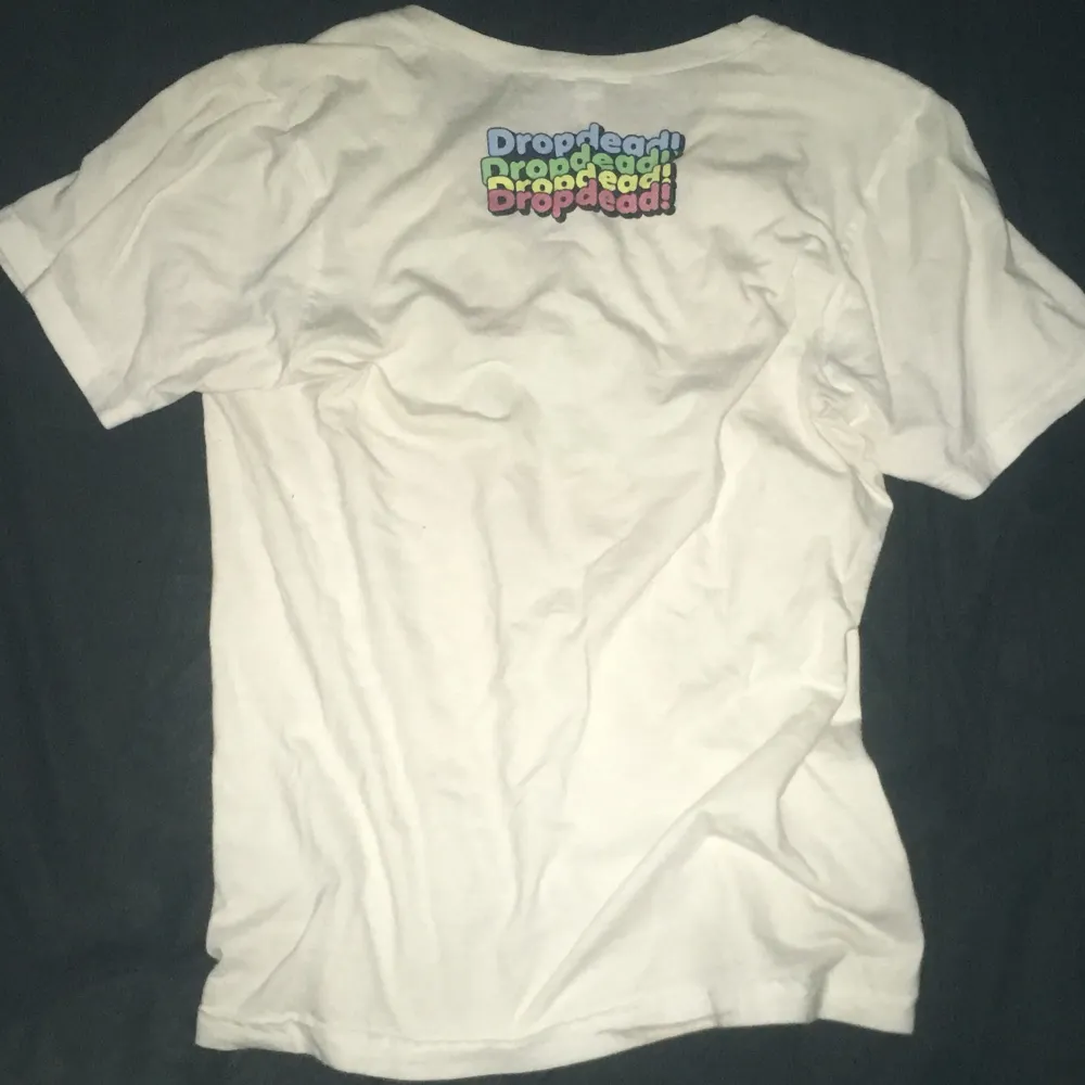 Det här är en vintage tröja från Oliver Scott Sykes, mest känd som huvudsångaren och huvudförfattaren i rockbandet Bring Me The Horizion. Han grundade också Klädföretaget Drop Dead som var rätt populärt förr och är till en viss del idag också. . T-paidat.