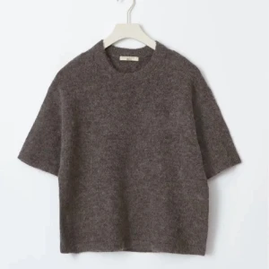 Brun kortärmad tröja från  - Säljer en stilren brun tröja. Den är kortärmad och har en rund halsringning. Perfekt för lager-på-lager eller som den är. Passar till både jeans och kjol.