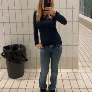 Ltb jeans Valeri - Snygga blå bootcut från LTB I 24/30, ett hål vid lite längre ner från skrevet och mellan låret, går lätt att sy ihop men har inte orkat därför jag säljer dem❤️ skriv för bildero info❤️ köpte för 850 säljer för 250 pris kan diskuteras ❤️