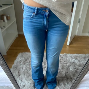 Lågmidjade bootcut jeans - Lågmidjade bootcut jeans från hm, köpta för 400 💕💕