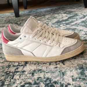 Ami Paris Sneakers  - Sneakers från märket Ami Paris i mycket bra skick. Använda fåtal gånger mycket sparsamt. Storleken är 42 men skulle säga mer att det lutar mot en storlek 43. Köpta i Frankrike på Ami Paris egna butik för 295 Euro. Dustbag medföljer ej.