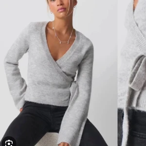 Grå omlottstickad tröja - Säljer denna populära grå omlottstickad tröja med v-ringning från Gina Tricot. Strl XS. Aldrig använd så nyskick! Pris kan diskuteras💗