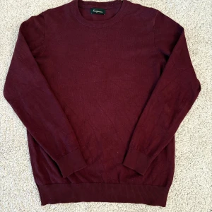 Vinröd tröja från Keepman - Säljer en stilren vinröd tröja från Keepman. Tröjan har en klassisk rund hals och långa ärmar. Perfekt för nu till våren  och passar bra till både jeans och chinos.