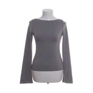 Topp från weekday  - Superfin topp från weekday med utsvänga armar i strl så. Köpte från sellpy men den passade inte så säljer vidare💕