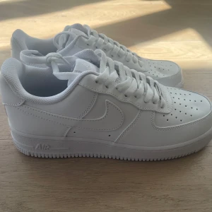 Vita Nike Air Force sneakers - Snygga och klassiska vita Nike Air Force sneakers . Storlek 42✅Helt nya ! Pris kan diskuteras!