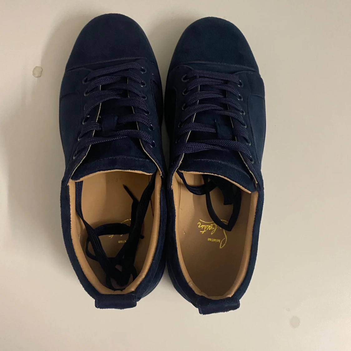 Mörkblå sneakers med röd sula - 1