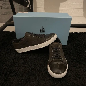 Lanvin skor - Lanvin Skor | storlek 41-42 (uk6) | skick 8/10 | Fixade med vit skofärg | nypris runt 5000kr mitt pris 1699kr | medföljer dustbag | har du frågor är det bara att skriva!
