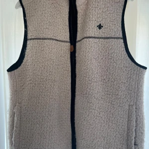 Morris väst  - Säljer denna snygga fleeceväst ifrån morris. Skicket är mycket fint och är i strl S 🌟                     Hör av dig vid frågor eller fler bilder. 