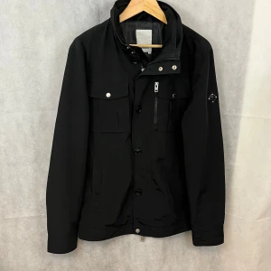 J Lindberg field - J Lindberg field jacka, Passar Storlek L men passar för M. Väldigt fint skick ca 7,5/10. Modellen är 185. 