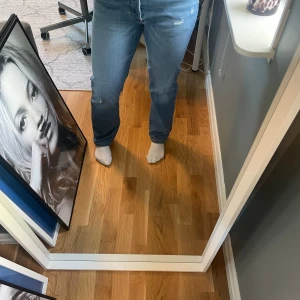 Blå jeans från Levi's - Säljer ett par klassiska blå jeans från Levi's med en straight passform. De är mid rised och är perfekta för en avslappnad stil. Jeansen har den ikoniska Levi's-lappen på baksidan och är i en tidlös design.